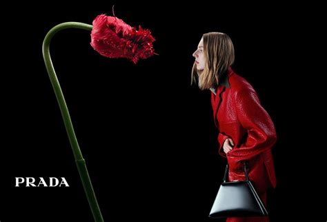 prada regala fiori a milano|In conversation with Flower: Prada regala fiori per l’Autunno Inverno.